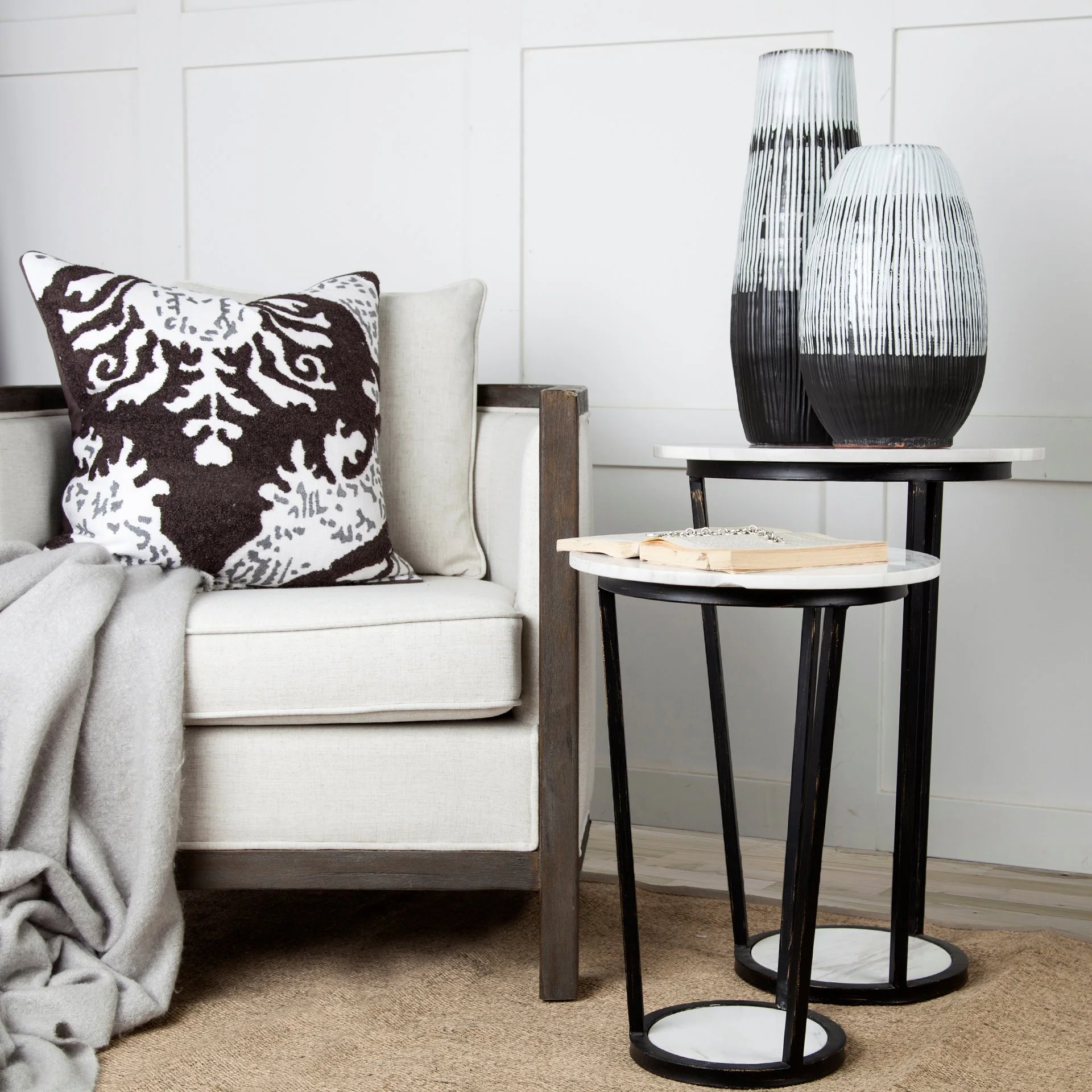 18' Round White Marble Top Accent Table with Black Metal Frame By Homeroots - Image 7