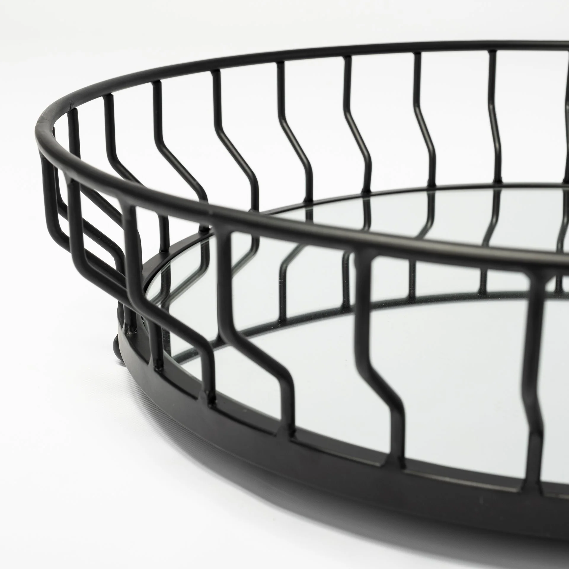 20' Matte Black Wavy Metal With Mirrored Glass Bottom Round Tray By Homeroots - Image 3