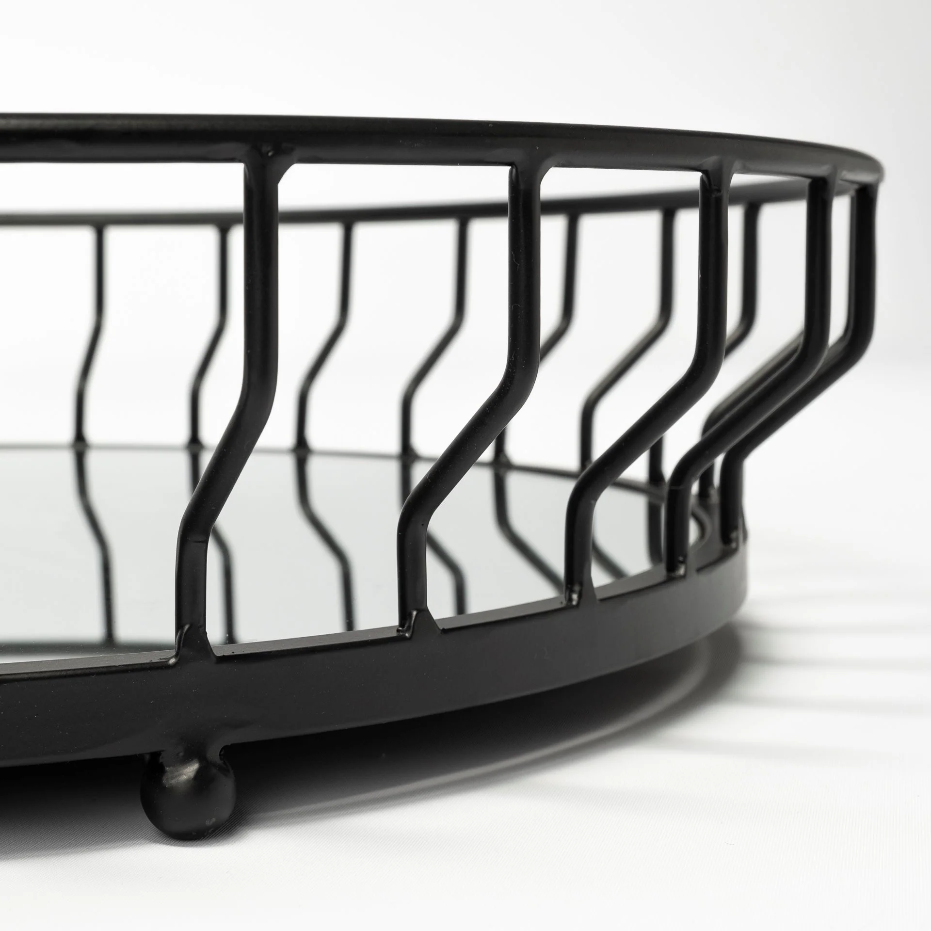 20' Matte Black Wavy Metal With Mirrored Glass Bottom Round Tray By Homeroots - Image 4