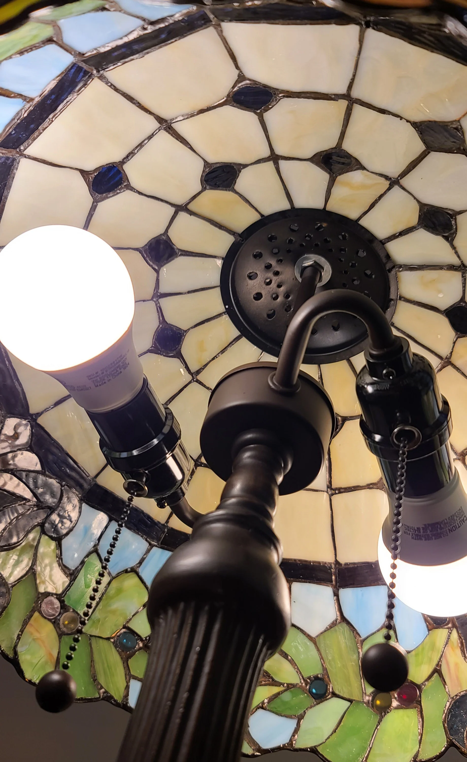 23" Stained Glass Two Light Jeweled Floral Accent Table Lamp By Homeroots - Image 4
