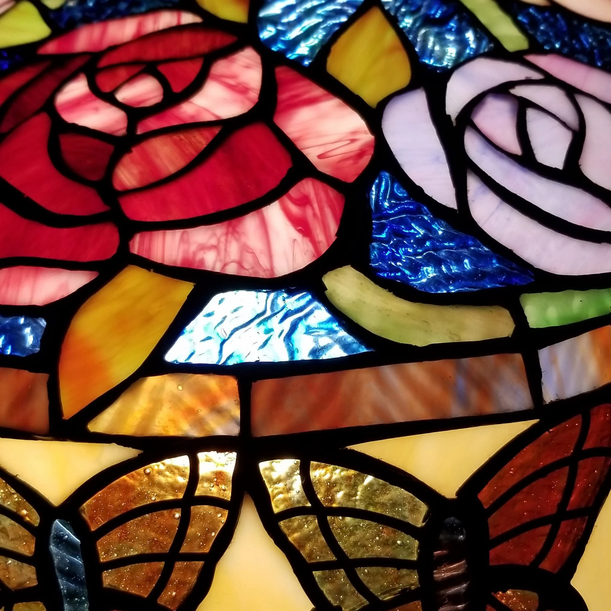 24" Stained Glass Red Roses Accent Table Lamp By Homeroots - Image 3