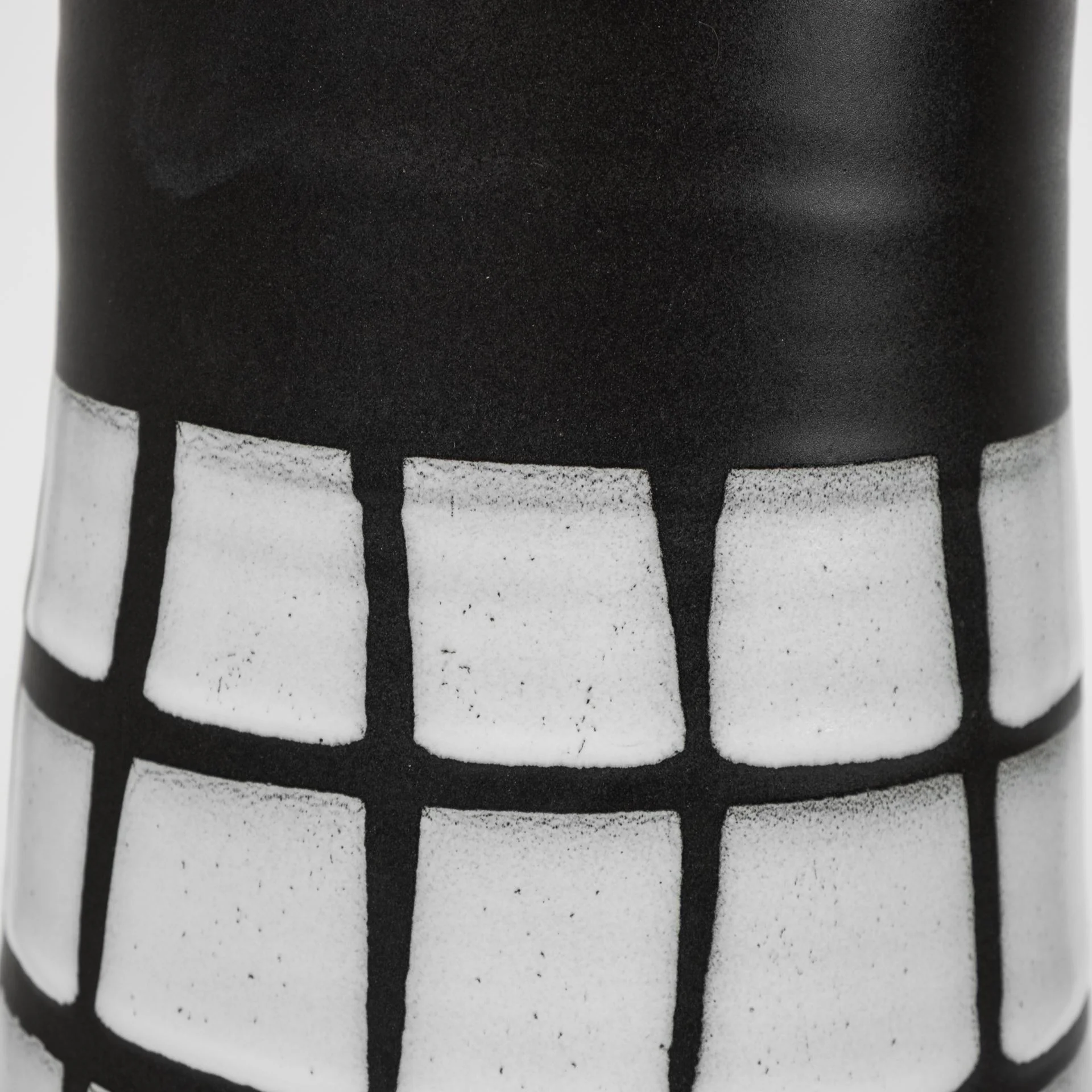 Black And White Abstract Cylinder Ceramic Table Vase By Homeroots - Image 4