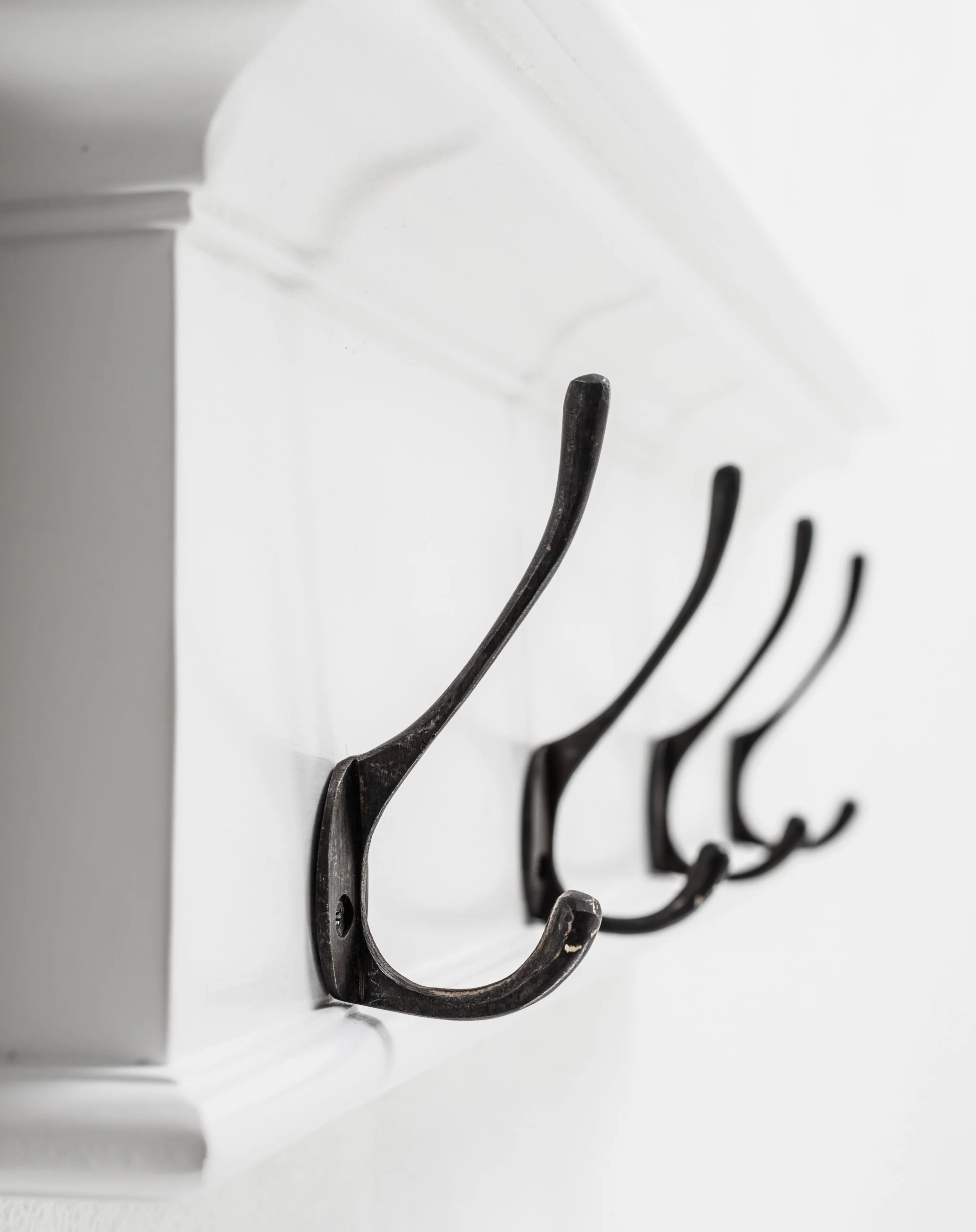 Classic White Four Hook Hanging Coat Rack By Homeroots - Image 5
