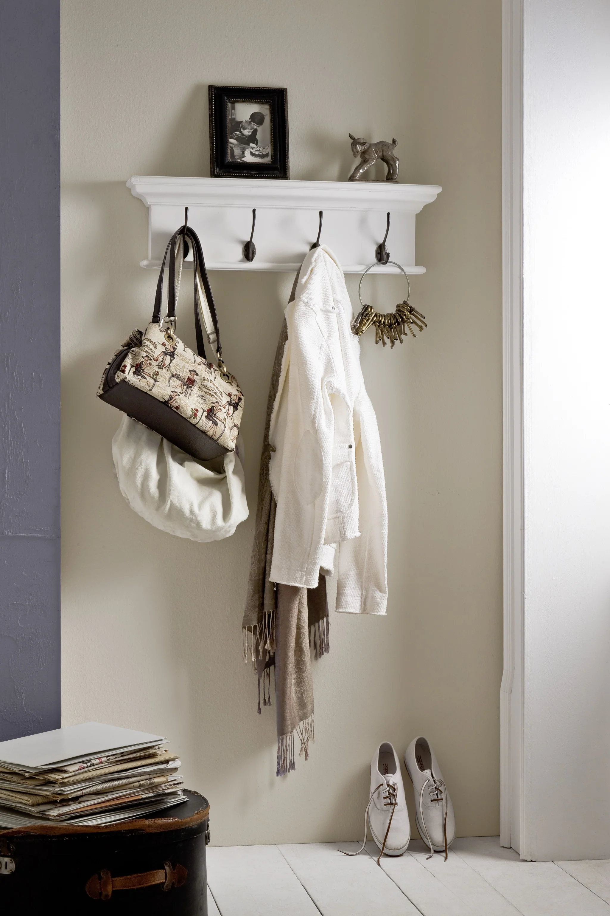 Classic White Four Hook Hanging Coat Rack By Homeroots - Image 6
