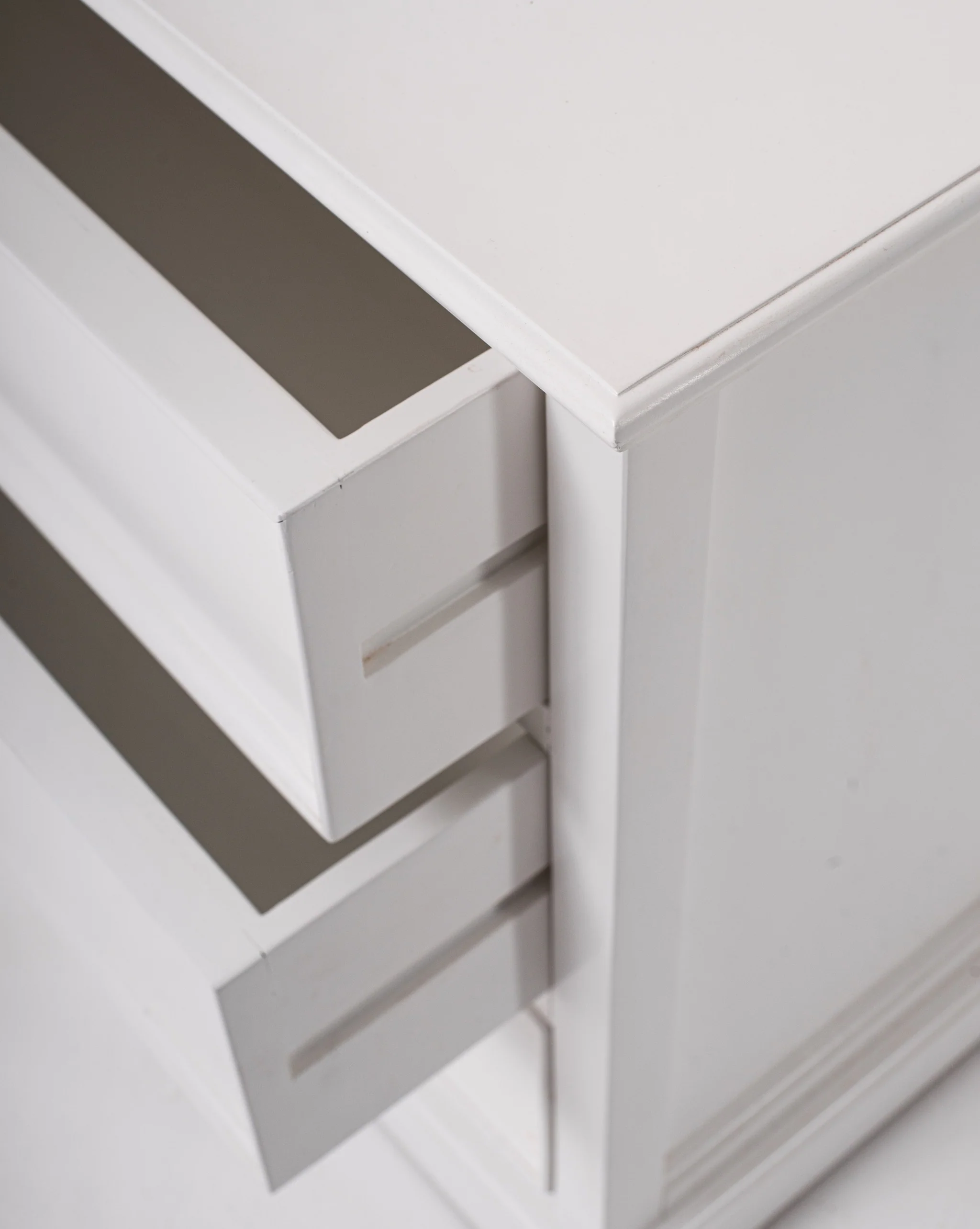 Classic White Large Three Drawer Nightstand By Homeroots - Image 9