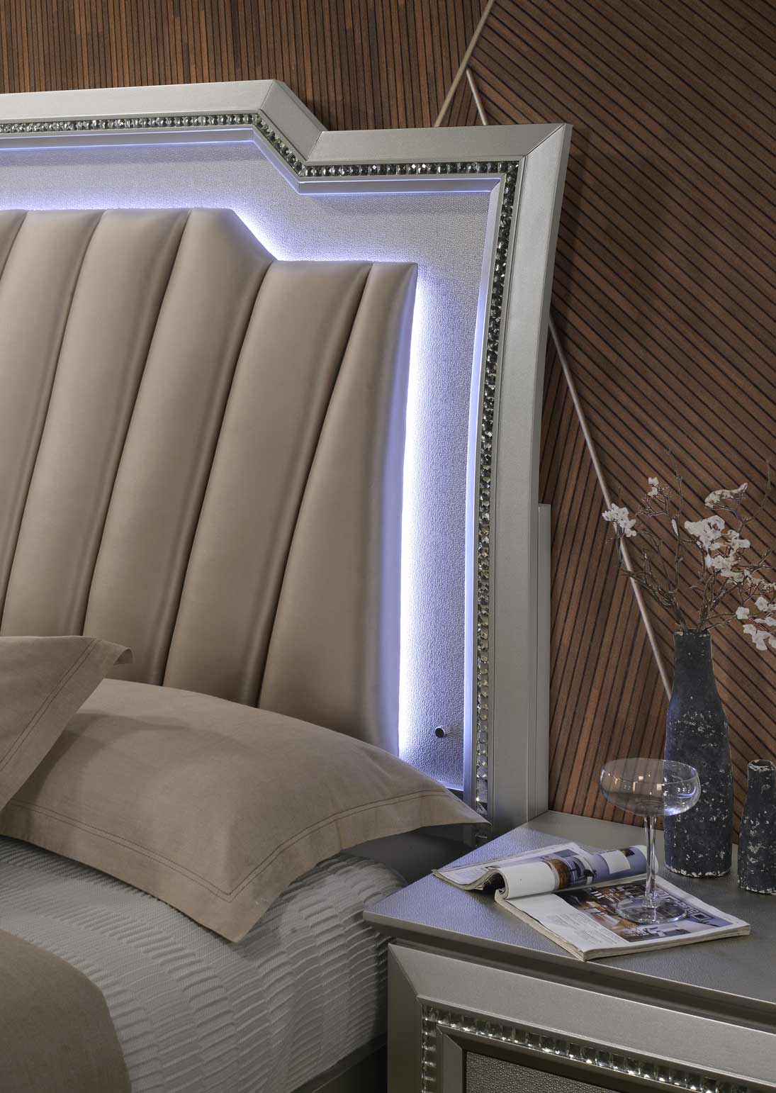 Pu Champagne Wood Upholstered Hb Led Queen Bed By Homeroots - Image 3