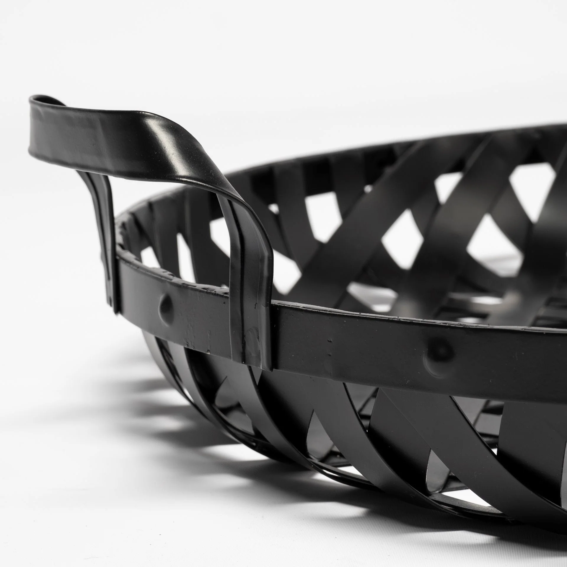 Set Of 2 Matte Black Metal With Interweaved Bottom Trays By Homeroots - Image 4