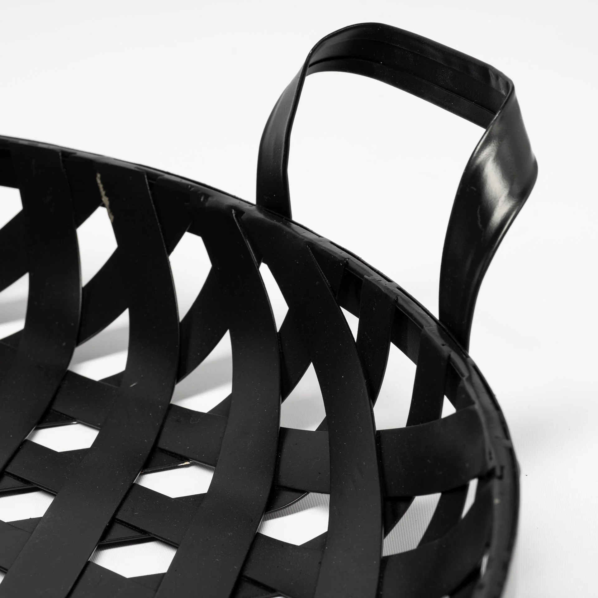 Set Of 2 Matte Black Metal With Interweaved Bottom Trays By Homeroots - Image 5